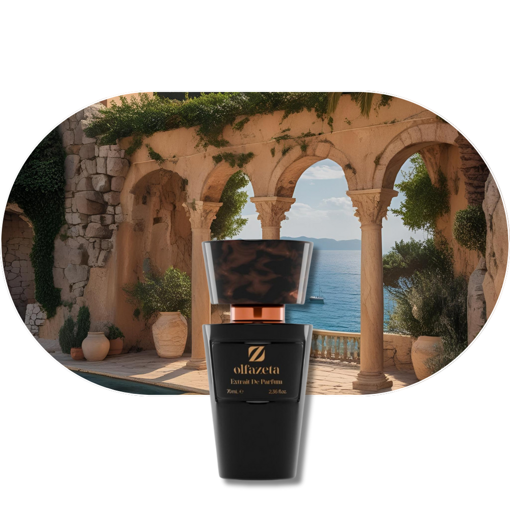 Chogan Parfum 21 Duft mit mediterranen Noten von Bergamotte, Rosenholz, Moschus und Weihrauch vor antiker Küstenkulisse