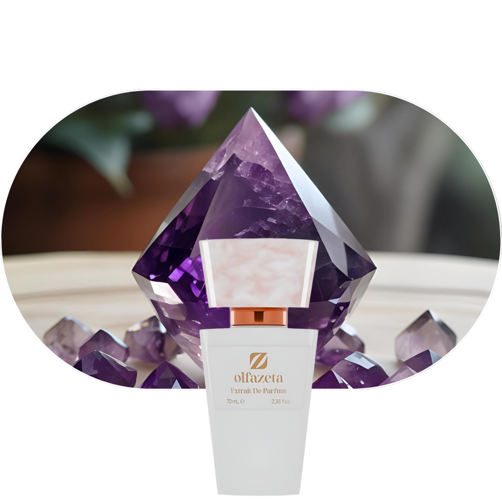 Chogan Parfum 57 mit Zitrus-Kopfnoten, Rosenherz und holzigem Fond vor Amethystkristall.