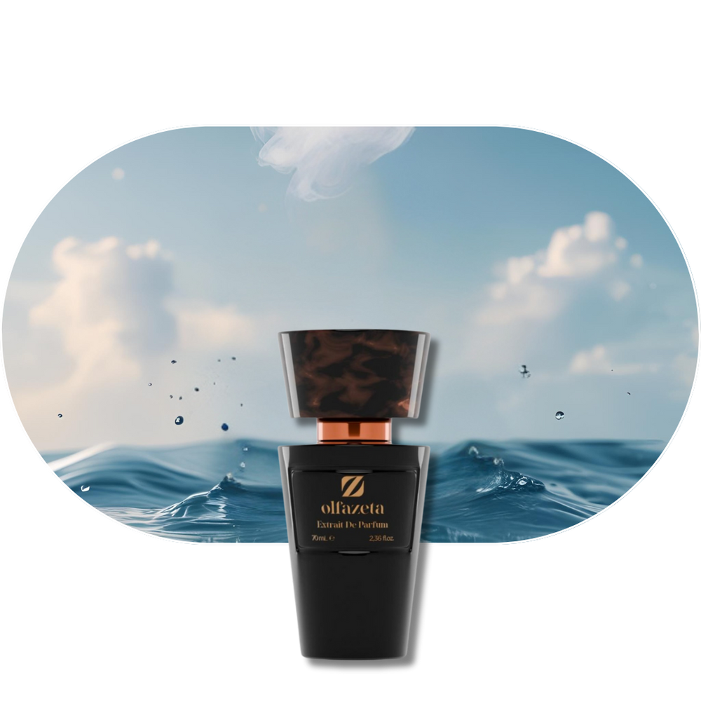 Chogan Parfum 62 Männerduft mit frischer Mandarinorange, marinen Noten, Jasmin und holziger Basisnote in schwarzer eleganter Flasche vor Meereskulisse