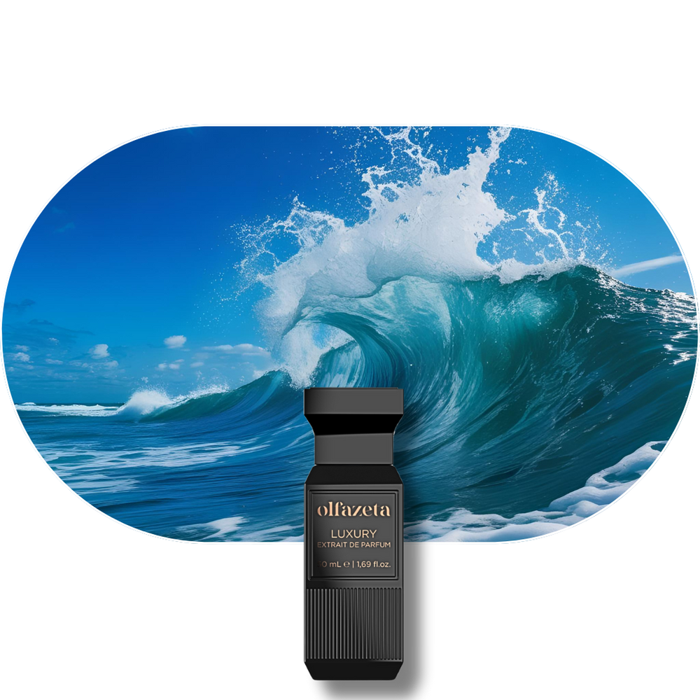 Chogan Parfum 130 mit maritimen Noten von Bergamotte, Zitrone und Rose vor Meereswellen Hintergrund