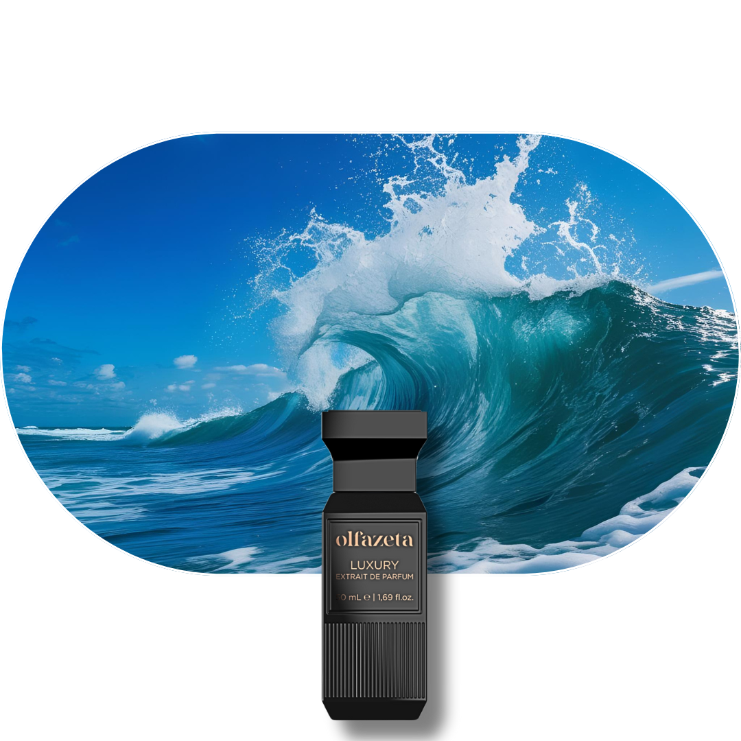 Chogan Parfum 130 mit maritimen Noten von Bergamotte, Zitrone und Rose vor Meereswellen Hintergrund