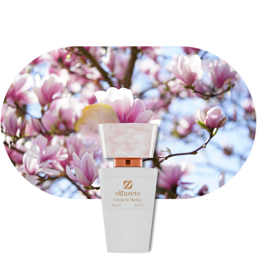 Chogan Parfum 241 Flakon vor blühenden Magnolienzweigen, moderner eleganter Damenduft mit floralen Noten
