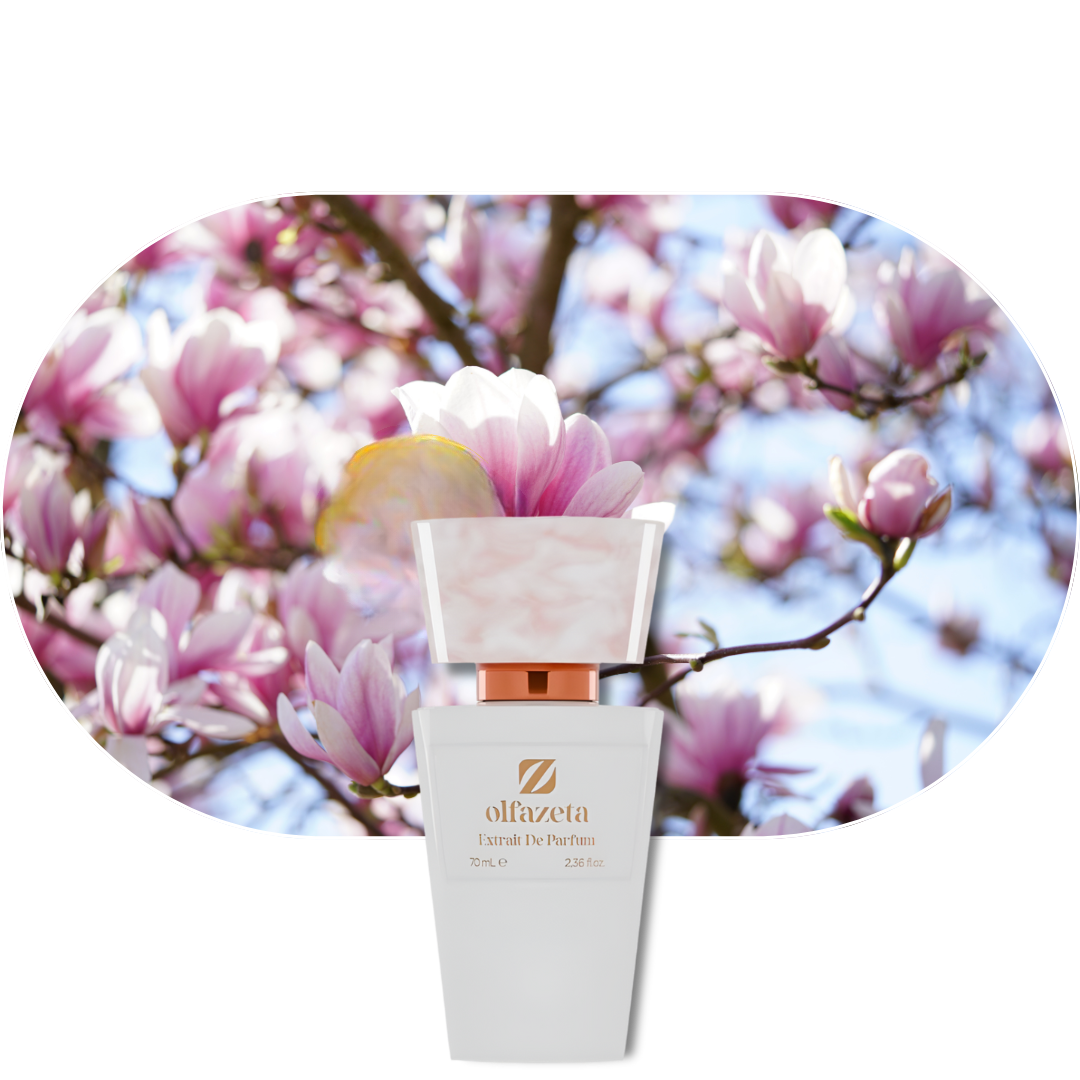 Chogan Parfum 241 Flakon vor blühenden Magnolienzweigen, moderner eleganter Damenduft mit floralen Noten