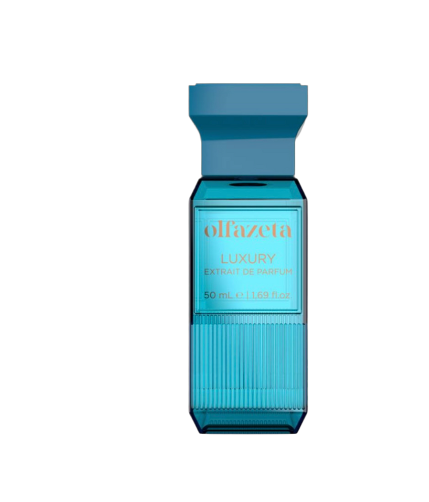 
                  
                    Chogan Parfum in einer stilvollen, türkisen Flasche mit goldener Schrift. Die elegante Verpackung trägt die Aufschrift ´Luxury Scent de Parfum´sowie die Größenangabe von 50 ml und strahlt hochwertige Qualität aus
                  
                